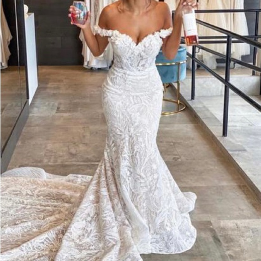 Enzoani Odette Embroidered Floral Lace Wedding Gown Brand New Unaltered size 2